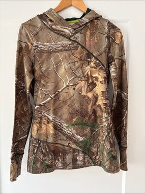 Under Armour Women’s Realtree Camo Hooded Performance Shirt